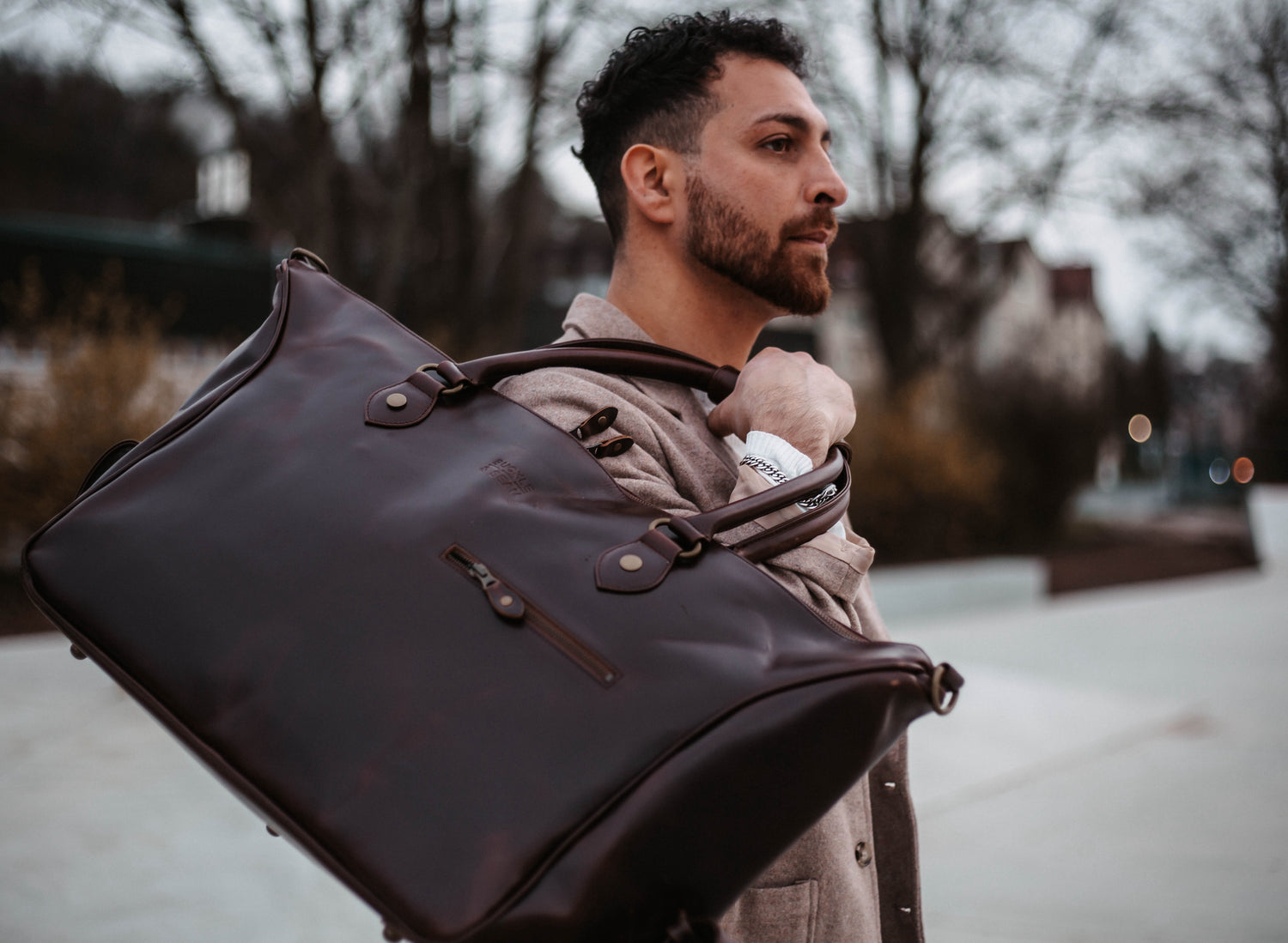 Brauner Linwood Weekender von Buckle & Seam getragen – ideal für Reisen